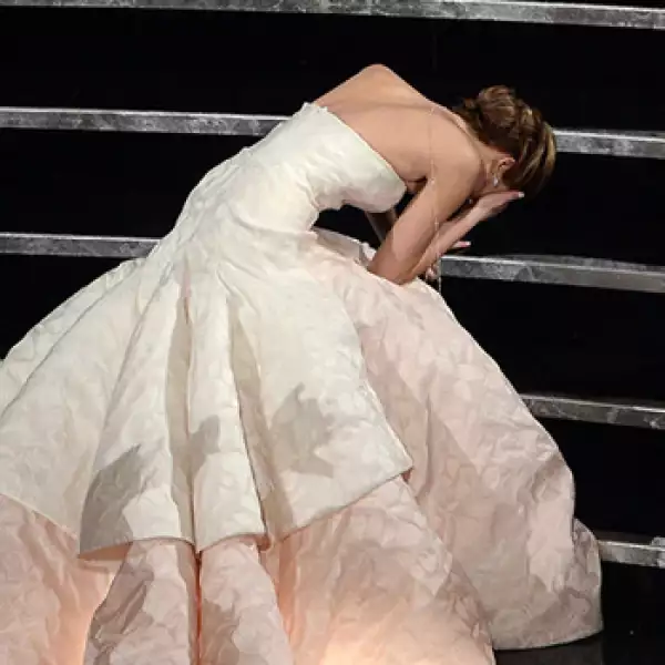 Jennifer Lawrence se cae en el Oscar