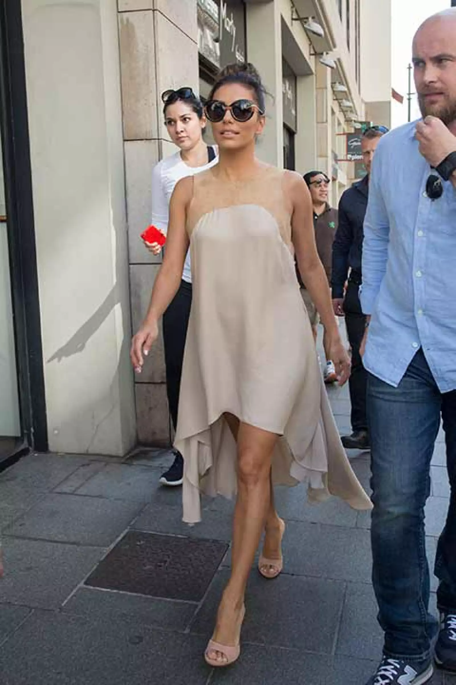 6. El glamour durante el festival no sólo lo mantuvo en la red carpet, y así vimos lucir a la actriz por las calles de la ciudad.