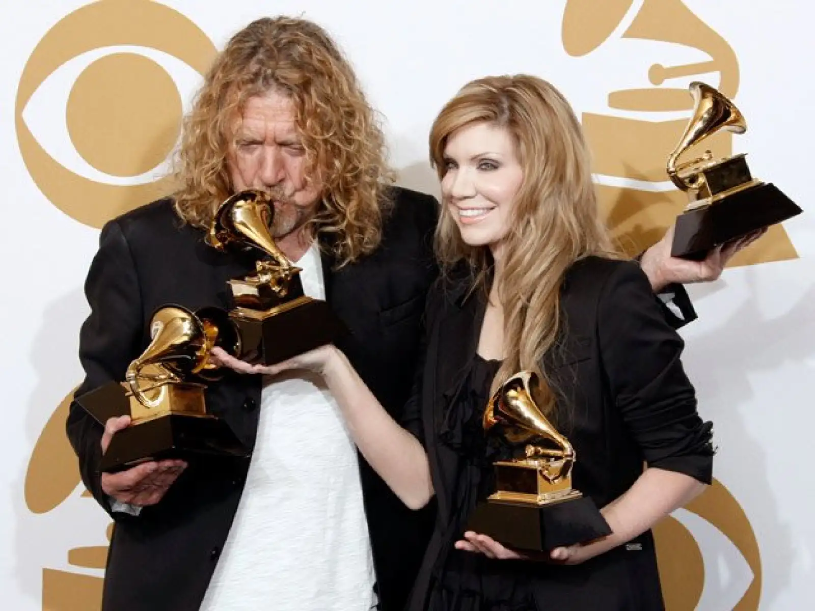 La agrupación inglesa Coldplay ganó tres premios Grammy. Pero quienes resultaron los triunfadores de la noche fue la dupla compuesta por el legendario líder Led Zeppelin, Robert Plant, y Allison Krauss, quienes lograron cinco gramófonos.