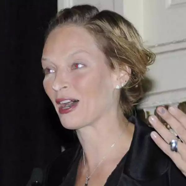 Uma Thurman- Enorme error de maquillaje en el 10 mientras asistía a una junta de prensa en NY.
