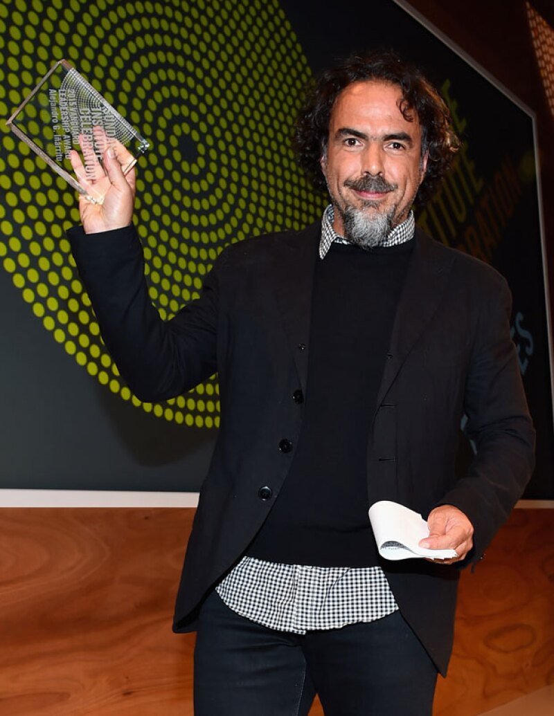 Alejandro, orgulloso, muestra su premio ante los medios.
