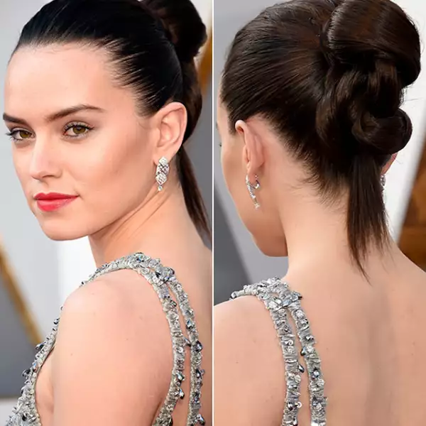 Nos encanta la manera en la que Daisy Ridley lleva el pelo a todas las alfombras rojas. Esta vez, llevó un nudo alto y futurista, que combinó con labios rojos y pocas sombras en los ojos.