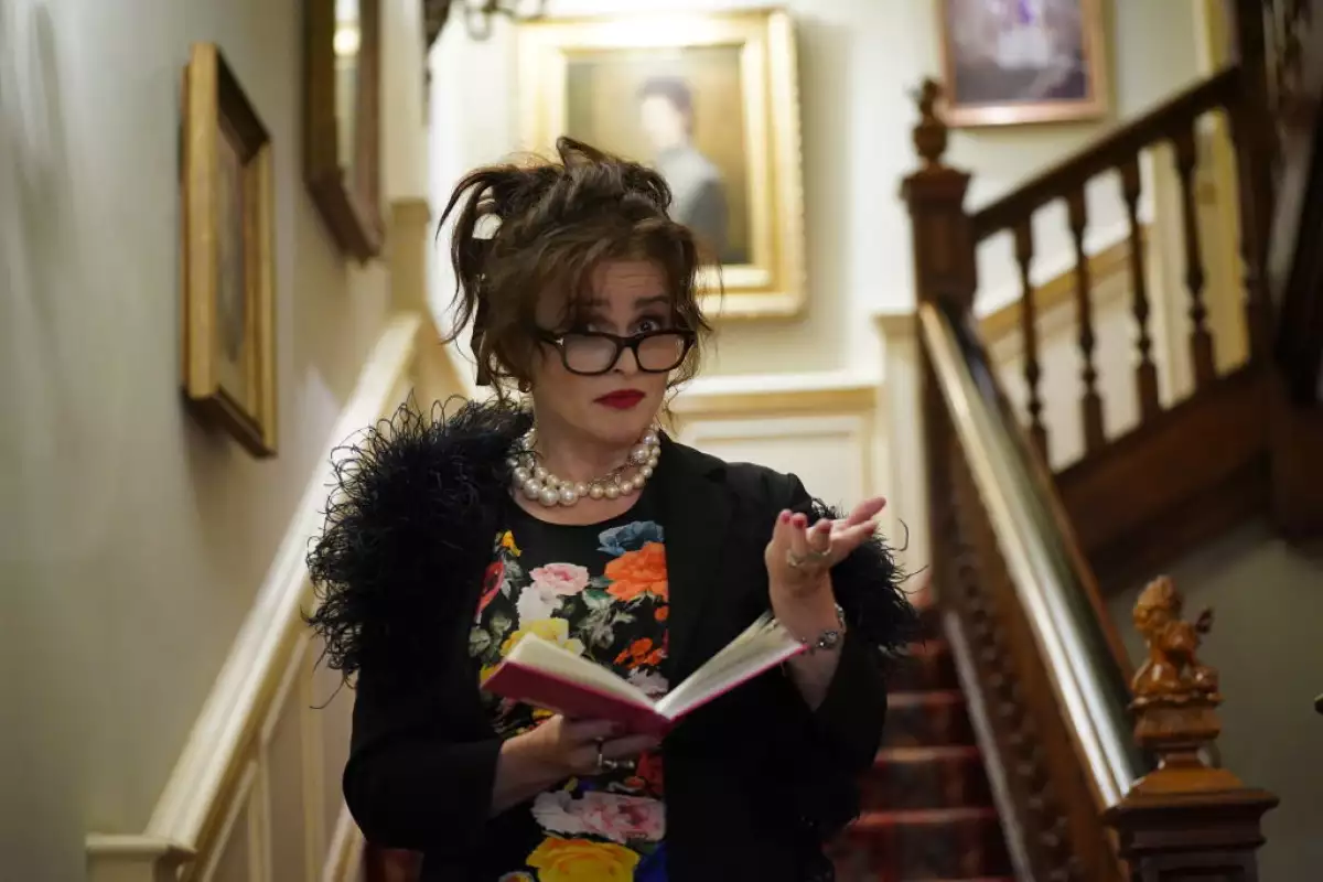 Foto de Helena Bonham Carter leyendo un poema en las escaleras de la Clarence House de la realeza británica