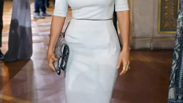 Salma lució un vestido de líneas definidas en tonalidad hueso.
