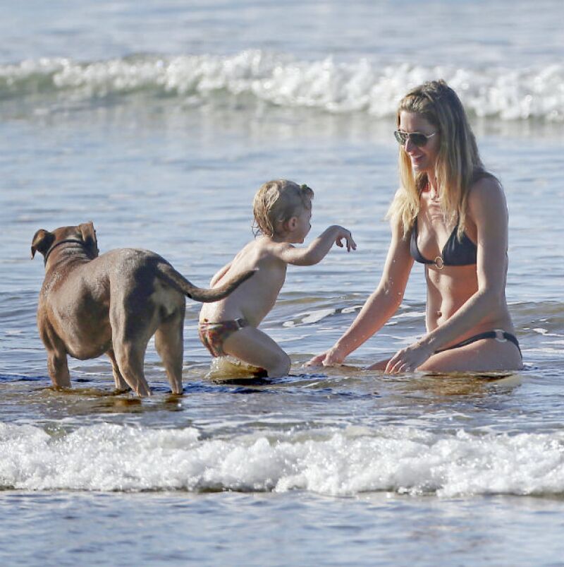 Gisele decidió escapar a las frías temperaturas de Estados Unidos y disfrutar de la playa en familia.