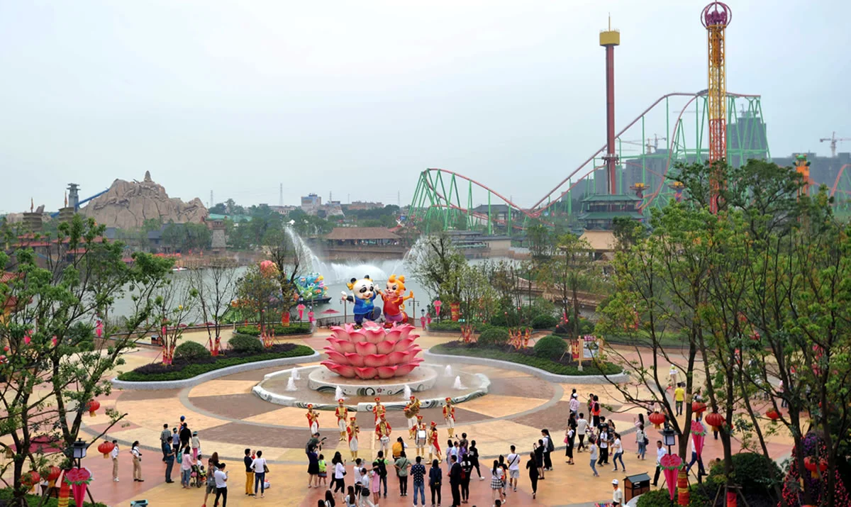 El parque cuenta con las montañas rusas más altas y rápidas de China y un vasto acuario.