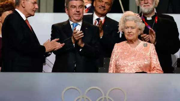 James Bond, Paul McCartney y la reina Isabel II —entre otras figuras icónicas de Gran Bretaña— pusieron en marcha el viernes los Juegos Olímpicos de Londres.