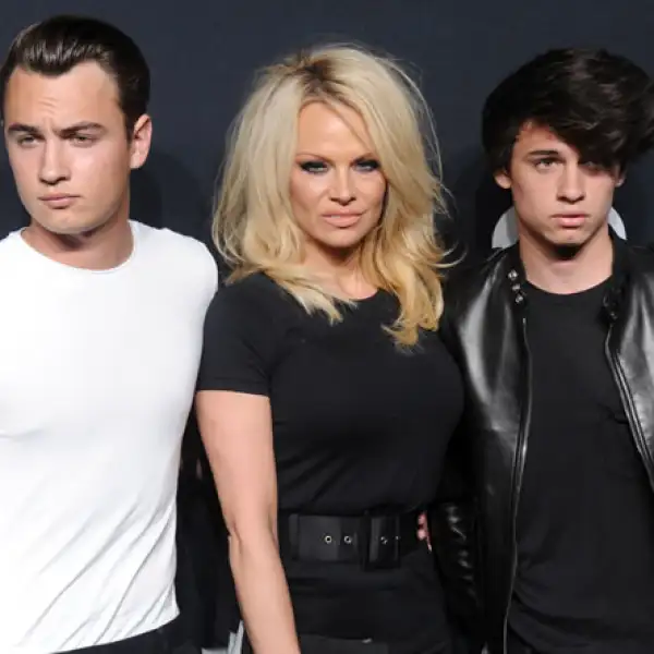 No podemos con el hotness de los hijos de Pamela Anderson.