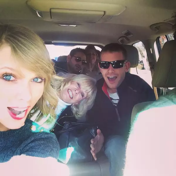 Taylor Swift en un momento familiar con sus primos.