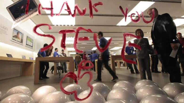 Los fanáticos de la firma de la manzana no tardaron en mostrar sus mensajes de agradecimiento a la figura de Steve Jobs.