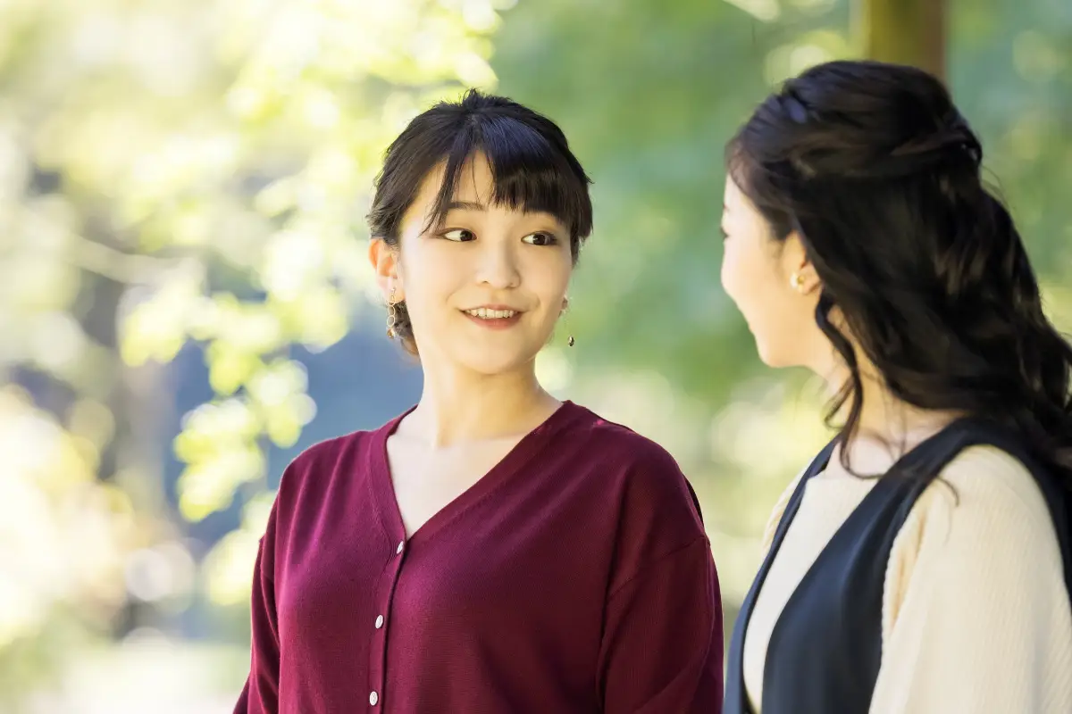 La princesa Mako y su hermana, la princesa Kako, platican en un jardín de la residencia imperial de Akasaka. 