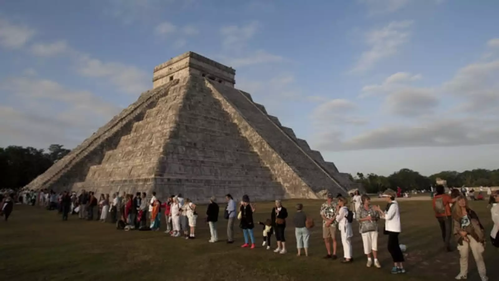 turistas observan un ritual en chichen itza