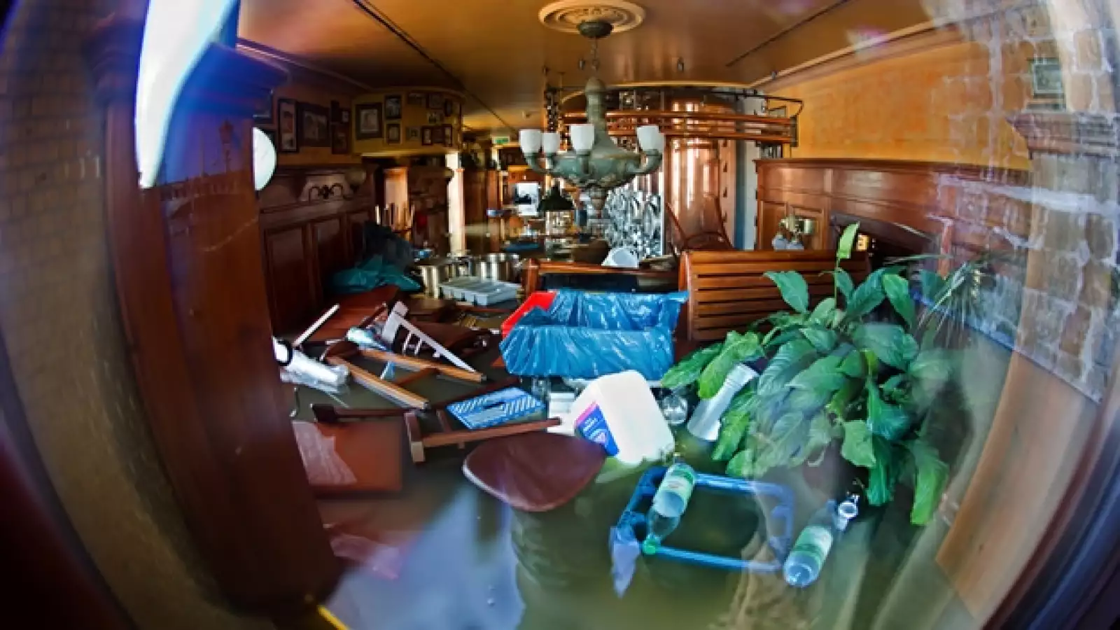 objetos al interior de un bar flotan en dresden