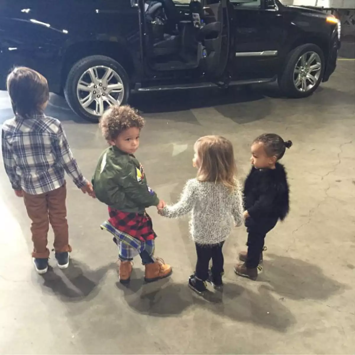 North con un amigo y sus primos Mason y Penelope durante su visita al show Disney on ice.