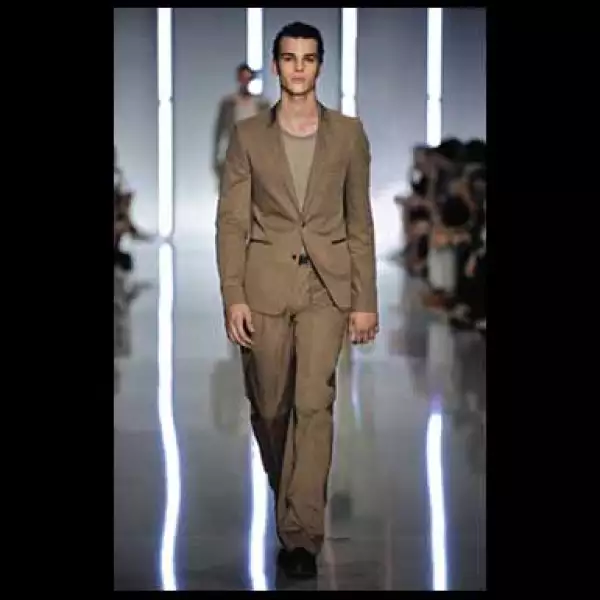 Este conjunto está compuesto por un saco estilo Carten 100% de lana, Jersey Lecco de algodón, pantalones 68% de algodón, así como zapatos y cinturón de piel.