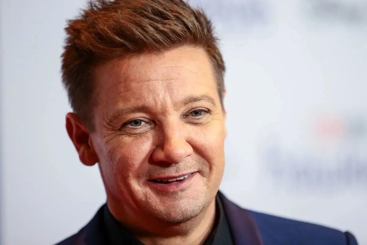 JEREMY-RENNER.jpg