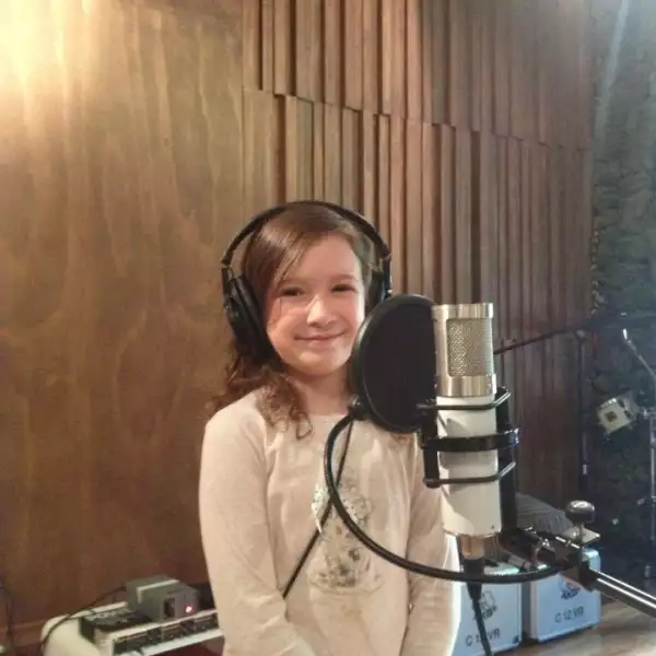 Su papá compartió esta foto de la primera grabación de Mía.