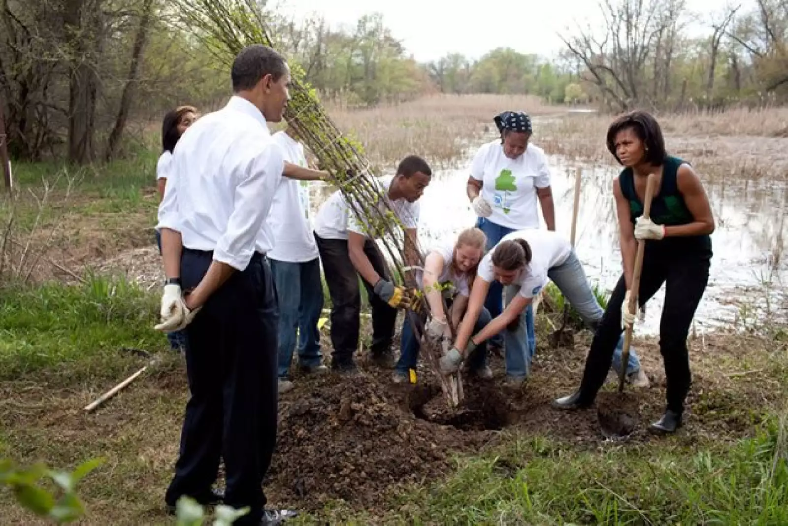 El presidente Barack Obama y la primera dama, Michelle Obama, participan en la plantación de árboles en el Kenilworth Aquatic Gardens en Washingoton el pasado 21 de abril.