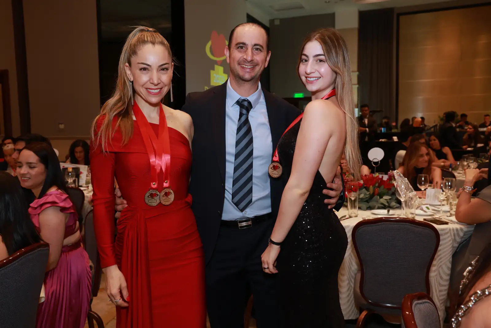 Rebeca, Isaac y Mery Sutton 