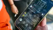 Teléfono con mensajes de alerta sísmica mexicana.