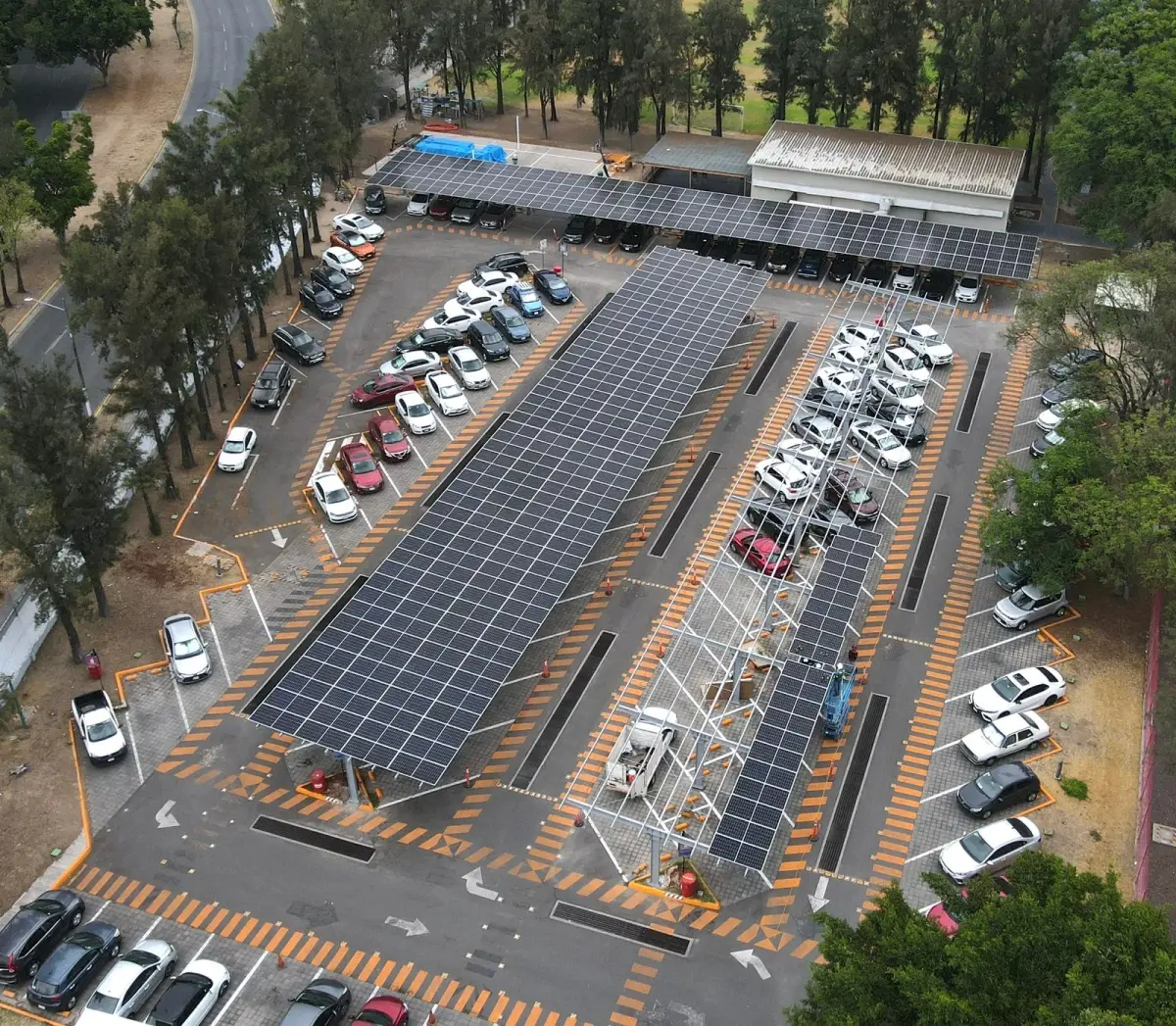Sistema de paneles solares en la planta de Philip Morris en Jalisco