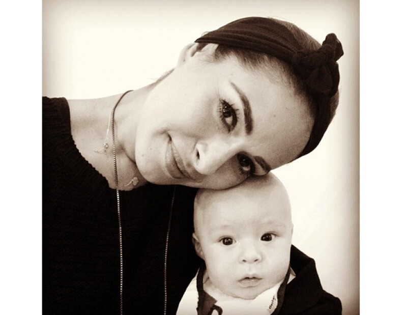 Galilea posó muy relajada al lado de su hijo Mateo, en un domingo de descanso.