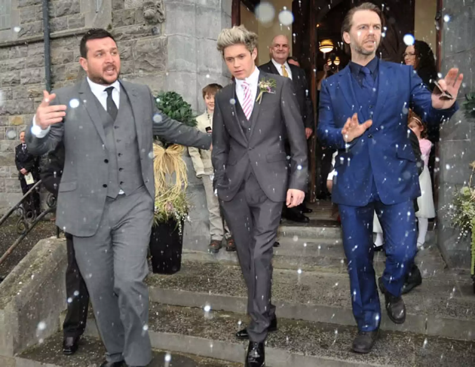 Nail salió de la iglesia acompañado de sus guardaespaldas, ya que el lugar se rodeó de fans.