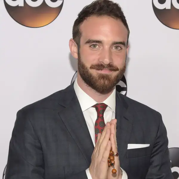 Joshua Sasse, actor inglés reconocido por su participación en Rouge y The Neighbors. Este año regresa a la televisión en Galavant interpretando al príncipe de la historia.