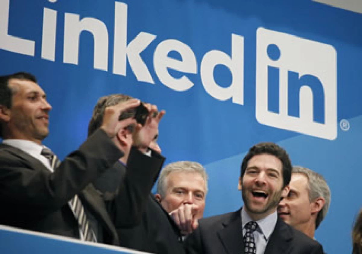 Las acciones de LinkedIn abrieron a 83 dólares en su primer día de cotización pública, lo que representó un alza de 84% respecto al precio de la oferta pública inicial, de 45 dólares por acción. (Foto: AP)