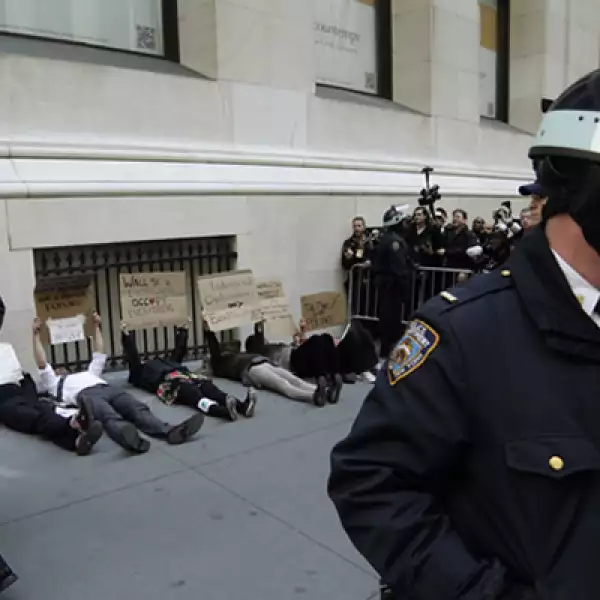 Activistas del movimiento que lucha contra la desigualdad económica, Ocuppy Wall Street, se manifestaron recostados en el suelo frente a la Bolsa de Valores de Nueva York el 27 de abril.