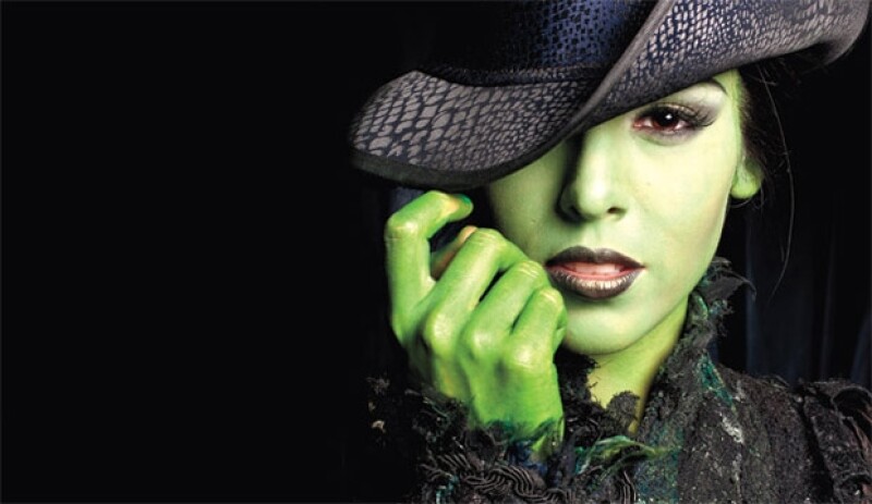 Danna Paola demuestra su talento en el musical Wicked.