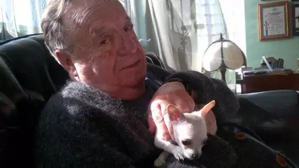 El Diario Imagen Quintana Roo informa que las últimas horas para el escritor son decisivas para su estado; sin embargo nos comunicamos con familiares del también actor y al parecer todo sigue normal.