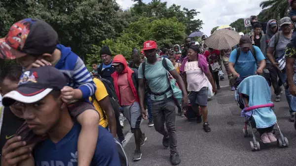 Caravana migrantes retoma su camino a la Ciudad de México. 