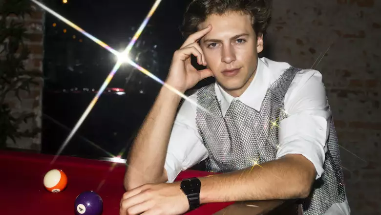 Imagen de reloj Bulova Gemini. Con un estilo único y vanguardista, este modelo cuenta con caja estilo tonneau y 4 diamantes montados a mano de forma individual como indicadores. La caja y brazalete realizados en acero inoxidable acabado PVD negro.