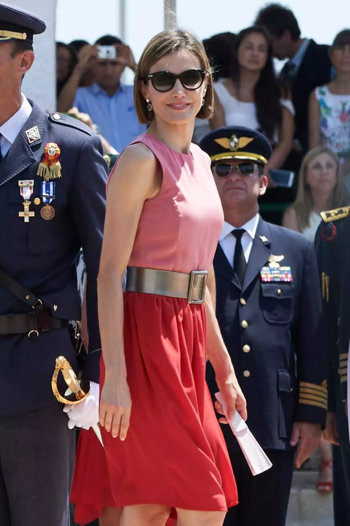 Una fotografía que ha circulado en Twitter mostró un look no tan sofisticado de la reina de España, cuyo gusto para vestir -según expresan varios medios- desacertó en grande.
