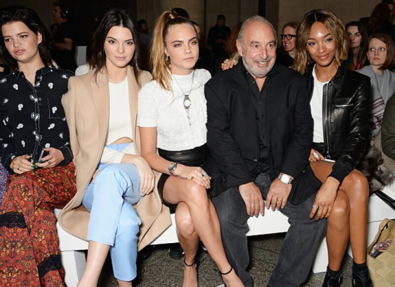 Como verdaderas celebrities que son, ellas ocuparon el fron row de la pasarela de la marca, junto a Sir Phillip Green y la modelo Jourdan Dunn.
