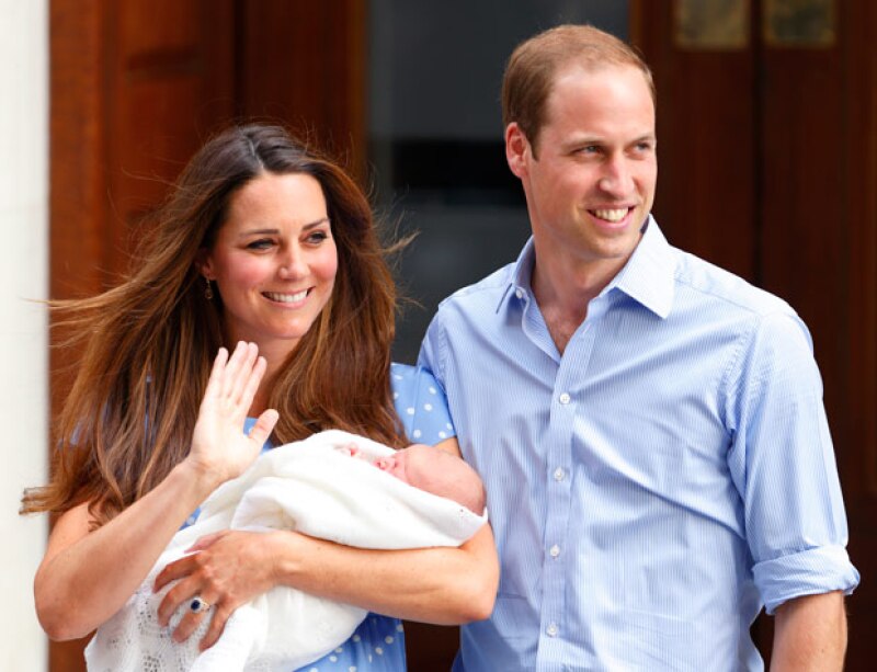 El saludo de la princesa de Gales y de la duquesa de Cambridge a su salida del hospital.