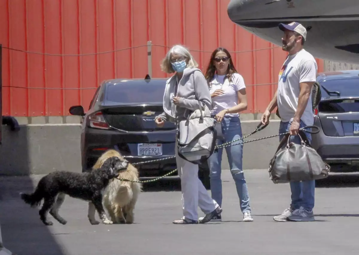 EXC Ben Affleck, mom, Ana de Armas