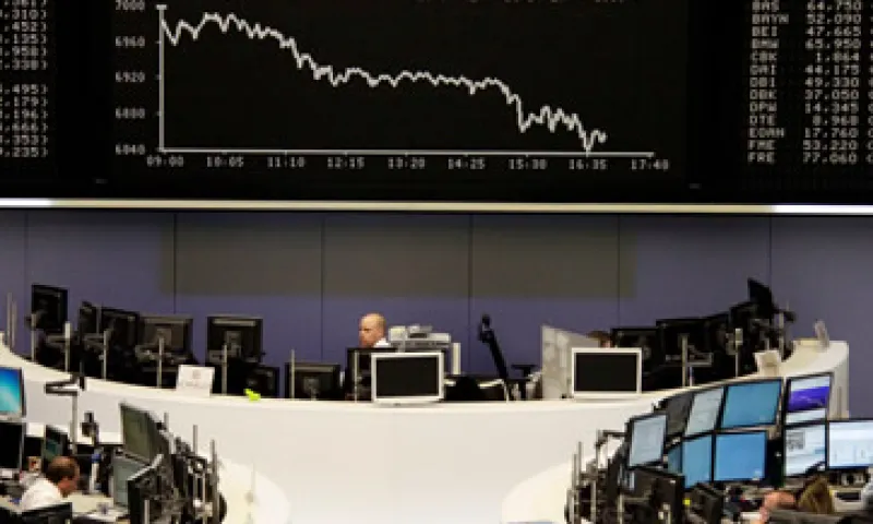 Las acciones europeas cayeron este viernes tras dos días de ganancias. (Foto: Reuters)