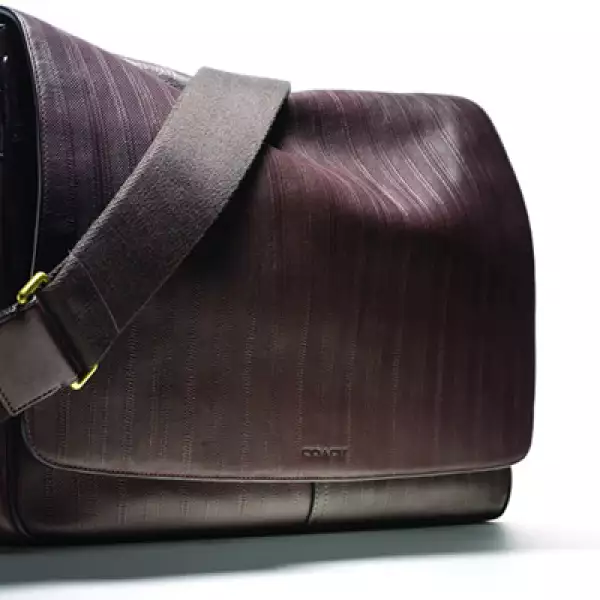 Para hombres, la marca diseñó la Bleecker Ticking Stripe Courier, que presenta herrajes minimalistas de latón antiguo en siluetas relajadas.