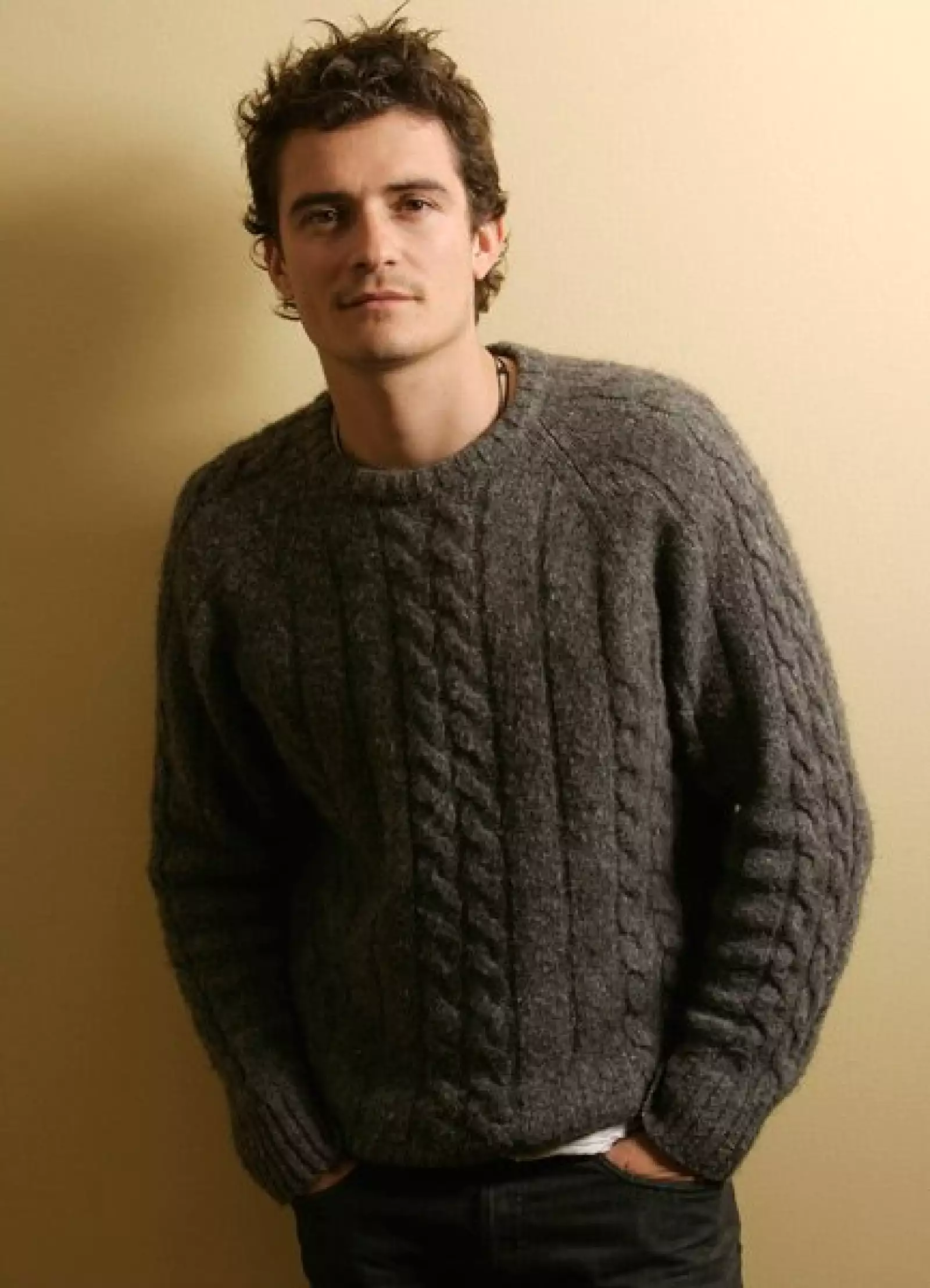 El británico Orlando Bloom mantiene una relación con la modelo Miranda Kerr desde 2007, y aunque en varias ocasiones se ha dicho que están comprometidos, aún no dan fecha de boda.