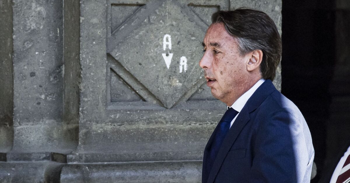 El día que Emilio Azcárraga despidió al 40% de Televisa para salvar al gigante mediático

Entre crisis, deuda y caída de audiencia, la administración de Azcárraga Jean impulsó un plan que reconfiguró costos, estructura y estrategia del grupo mediático.