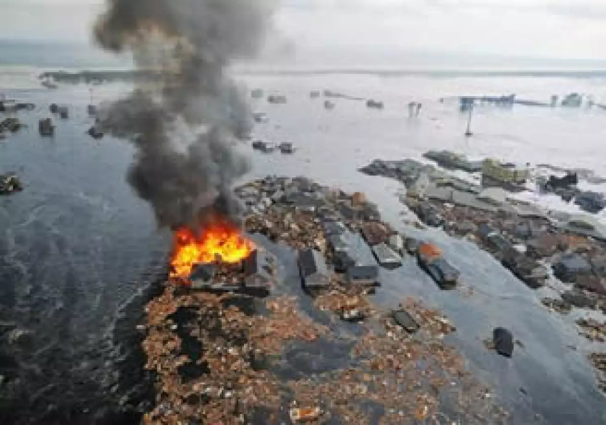 Las olas con los desechos fluyeron empujando restos de barcos, casas y remolques hacia las carreteras. (Foto: Reuters)