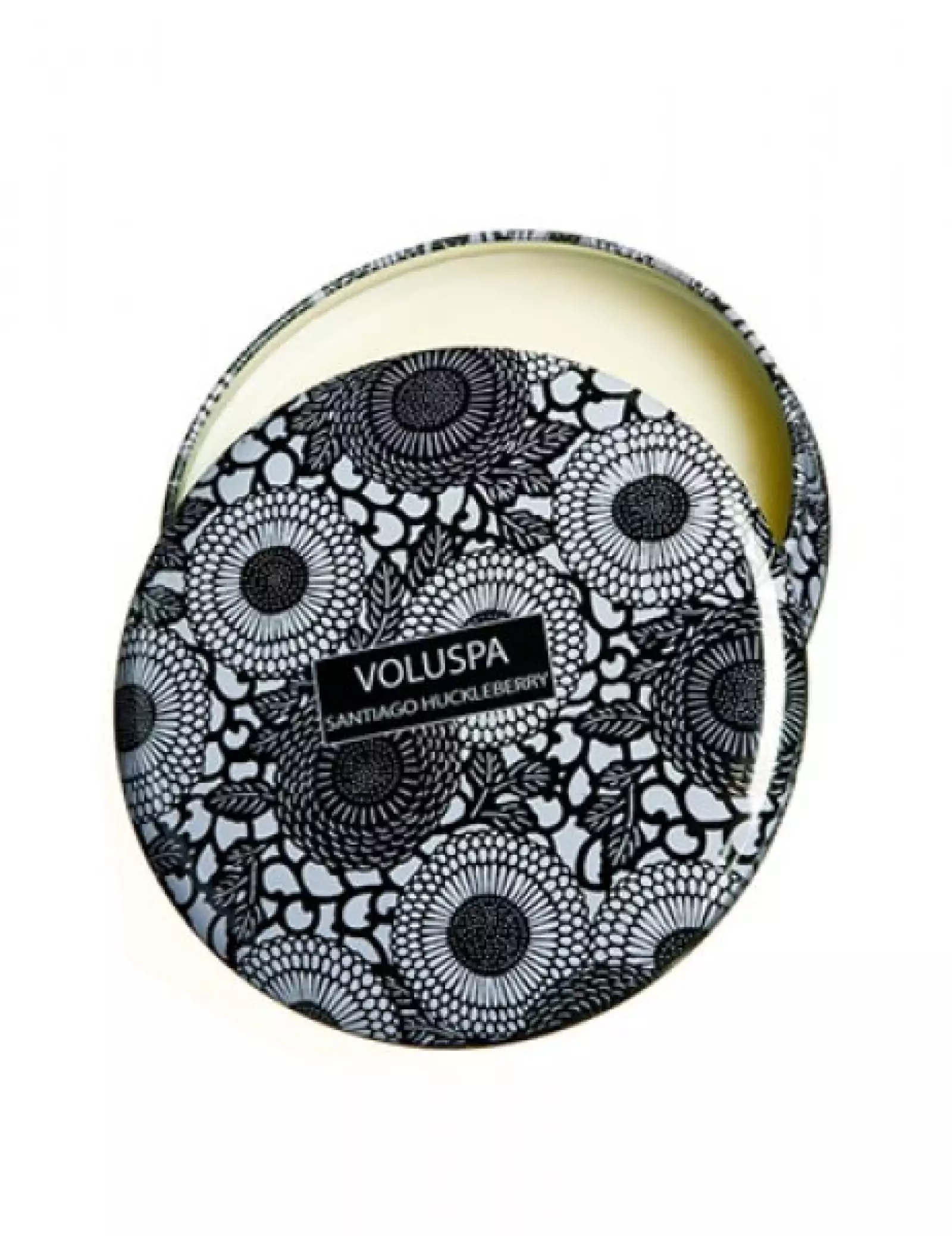 VOLUSPA. En lata de metal de diseño y con aroma a heliotropo, almizcle y vainilla. 18 dólares. De venta en Anthropologie, www.anthropologie.com