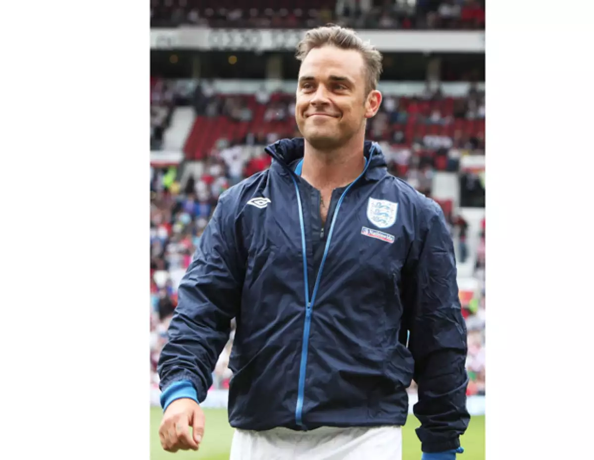 Para grabar imágenes que formarán parte de una película, que apoyará la plataforma Soccer Aid, el británico convivió con niños en situación de calle, en el Centro Histórico.