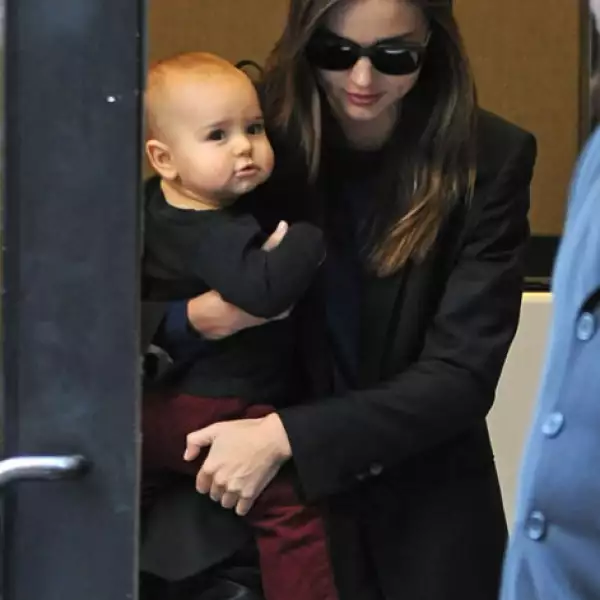 Con su sexy mamá.