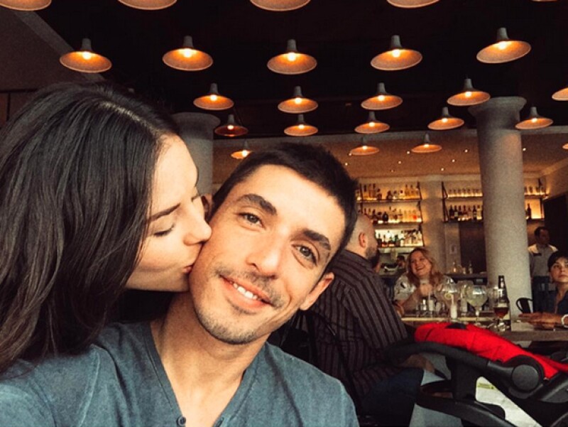 La actriz de 27 años compartió con sus seguidores de Instagram que espera su primer bebé junto a Alberto Guerra, con quien se casó hace casi dos años.