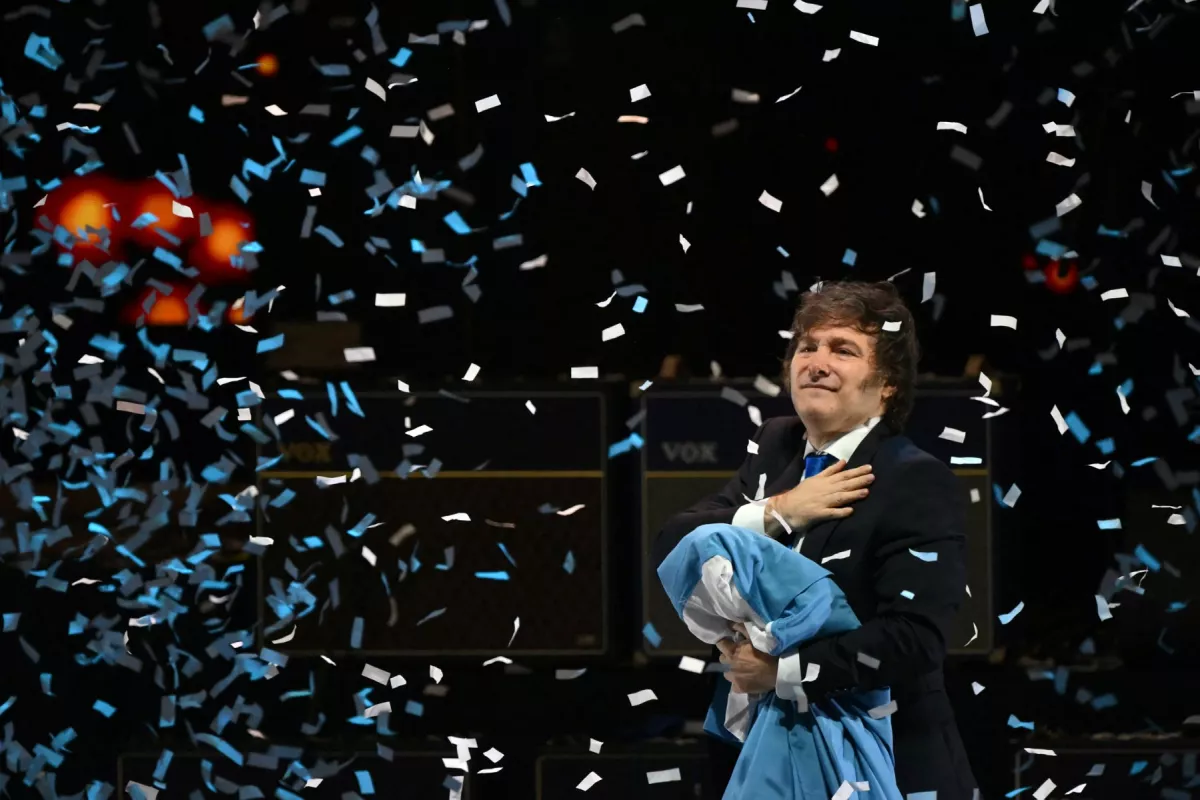 El presidente argentino, Javier Milei, hace un gesto durante el lanzamiento de su nuevo libro, "The Making of the Miracle", en el Movistar Arena de Buenos Aires el 6 de octubre de 2025.