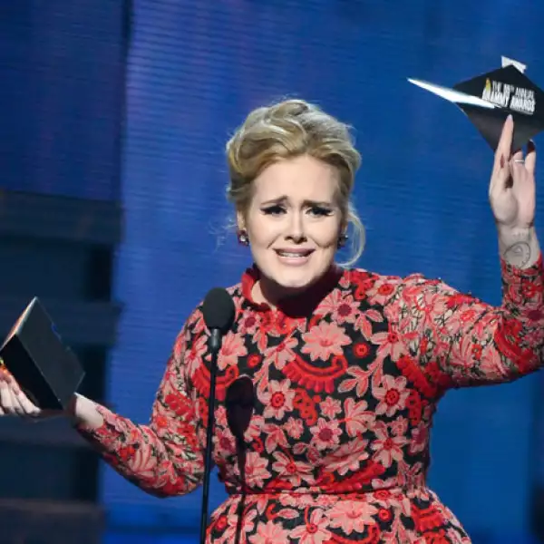 Adele, por mejor interpretación solista. Como siempre la cantante británica se mostró sorprendida de ganar su Grammy número 9.