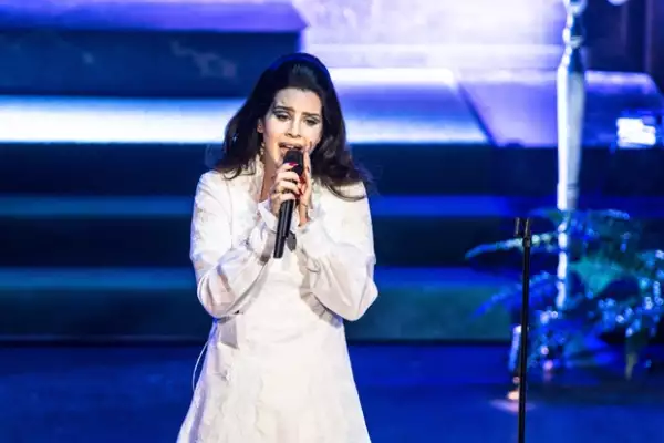 A sus 27 años Lana ha viajado por todo el mundo, aquí durante su último concierto en París.